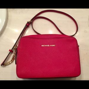 Michael Kors Crossbody. Perfect color for Spring!